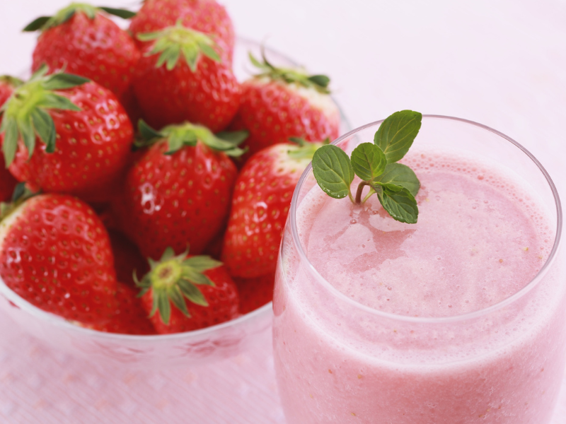 blending strawberry leaf in strawberry smoothie