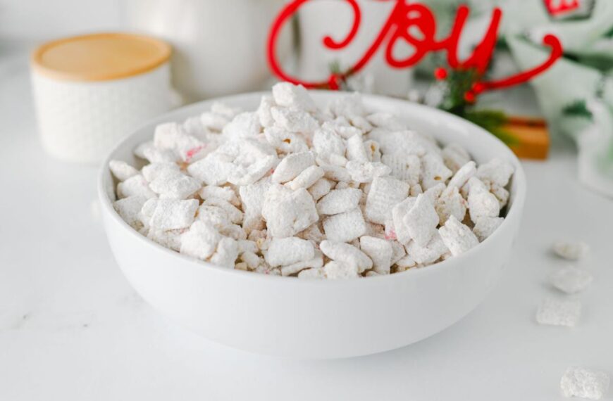 Peppermint Muddy Buddies: Easy Christmas Treat Recipe